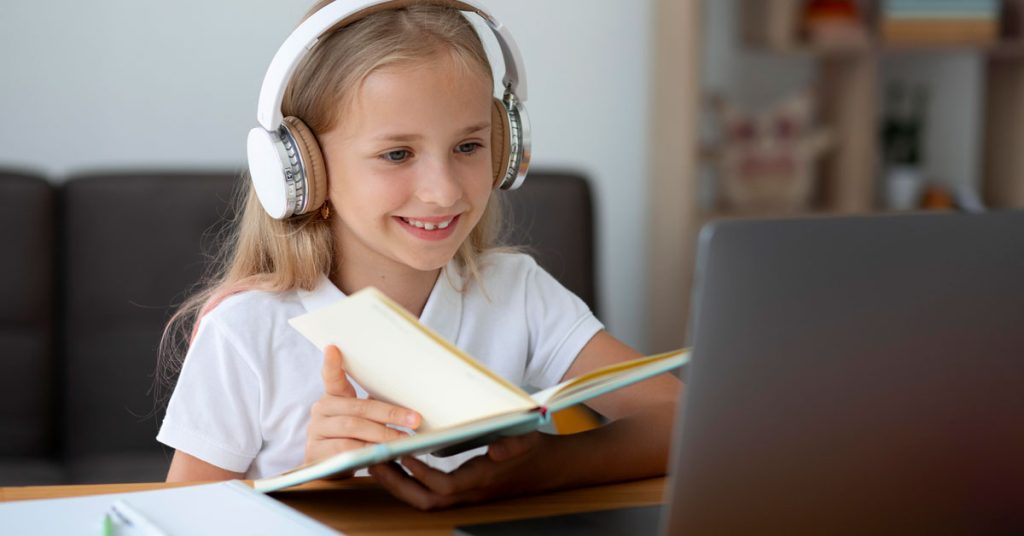 Niña feliz sonriendo durante su clase de inglés