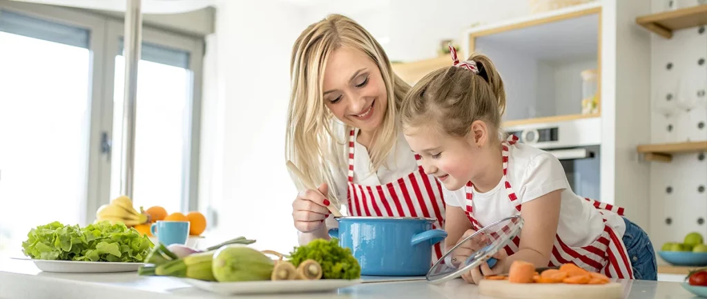 Niños comiendo vegetales