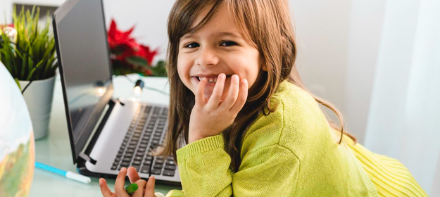 Niña feliz en su clase de inglés online