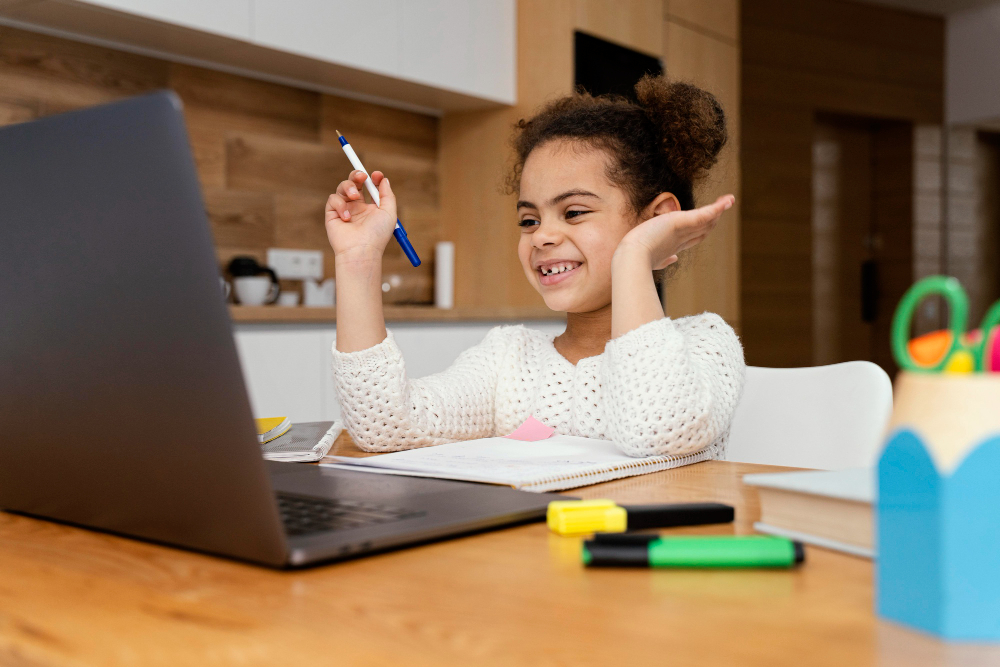 Niña en clases de inglés con su coach online