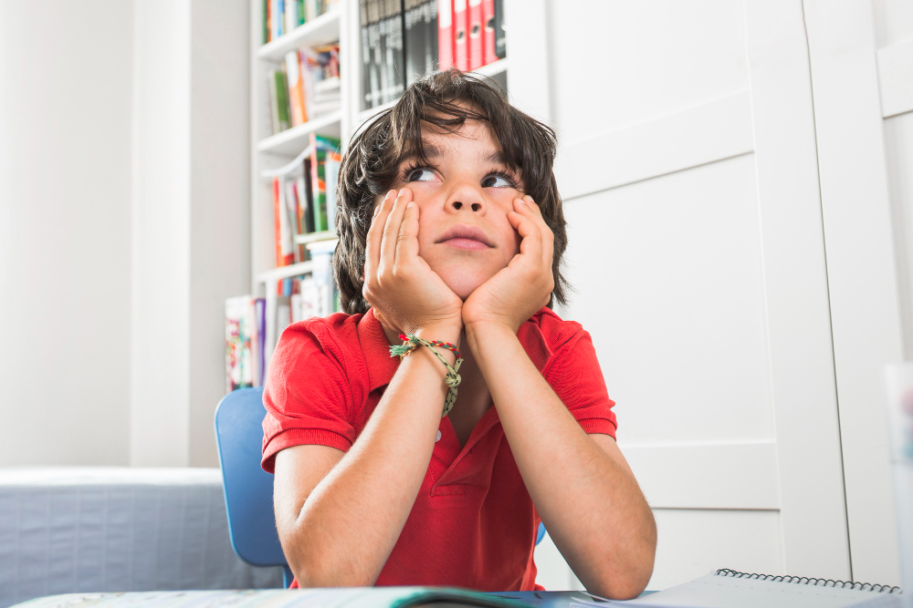 Niño intentando memorizar palabras en inglés, sintiéndose frustrado