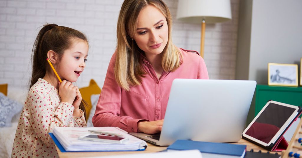 Niña y mamá aprendiendo rimas en inglés