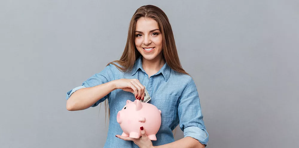 Mujer ahorrando dinero fácilmente