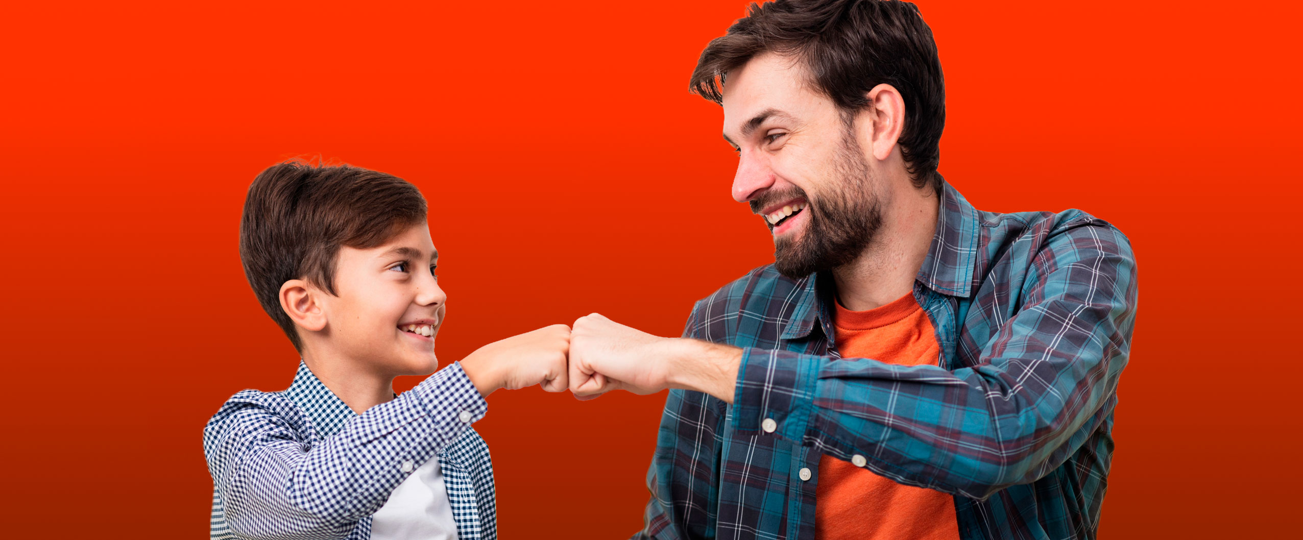 Papá y su hijo chocando los puños