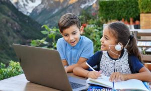 Hermanos participando en una clase de inglés en línea