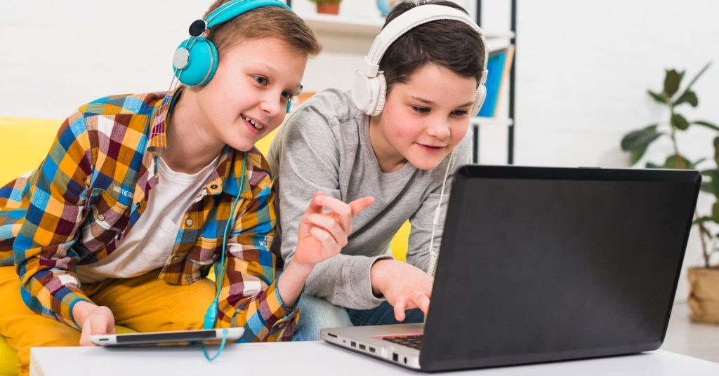 Niños jugando y practicando inglés con confianza