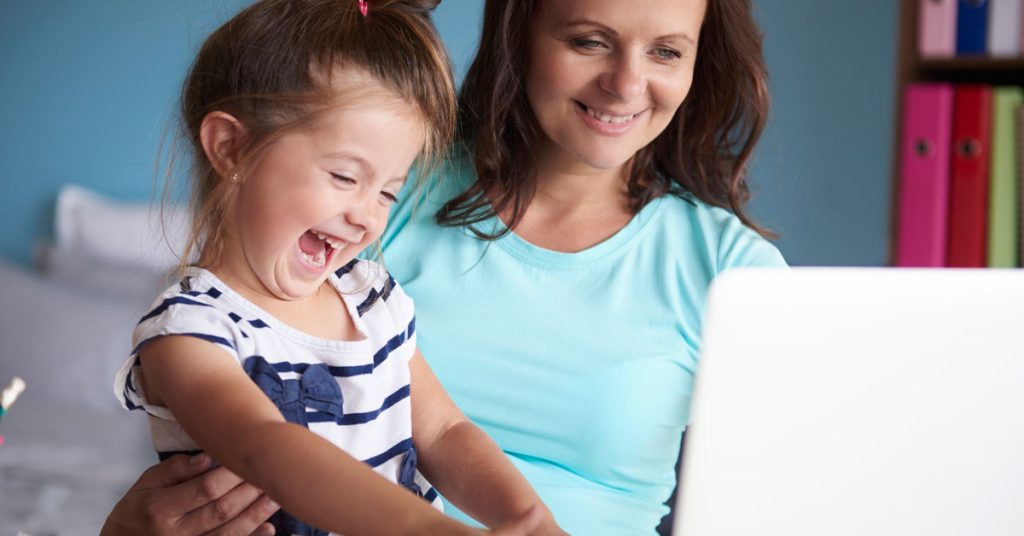 Mamá e hija repasando el inglés juntas y divirtiéndose