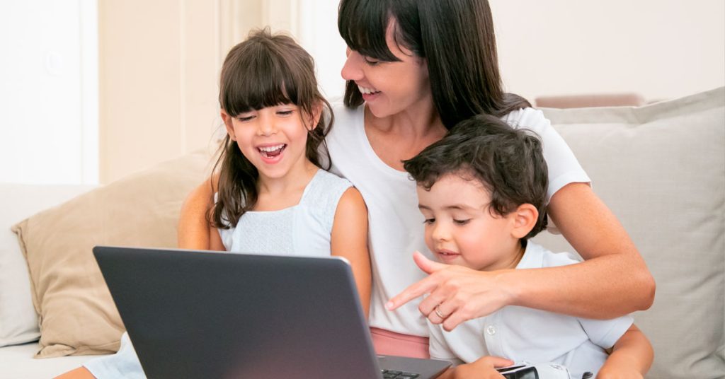 Familia aprendiendo inglés en casa