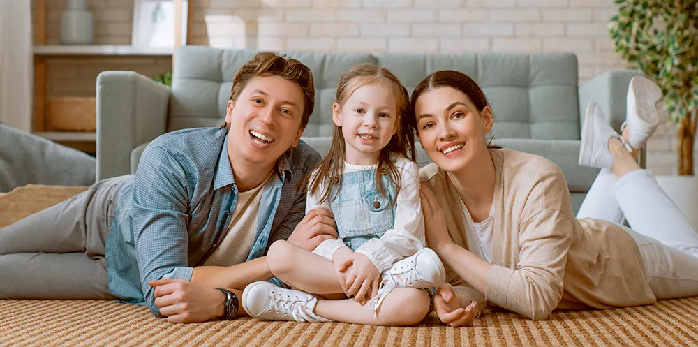 Familia feliz aprendiendo inglés juntos