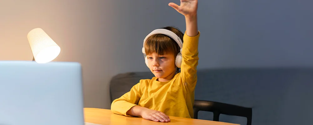 Niño divertido en su clase de inglés en línea con English4Kids