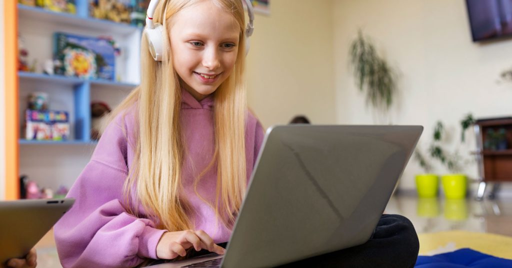 Niña aprendiendo inglés en la laptop