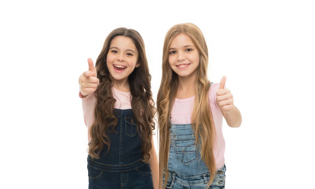Niños sonriendo mientras aprenden inglés