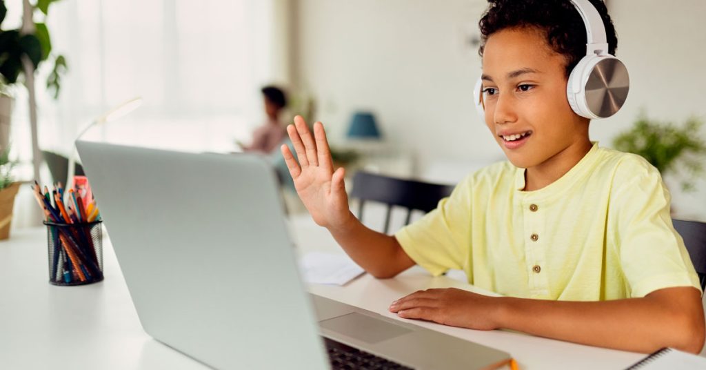 Niño levantando la mano en su clase de inglés con English4Kids