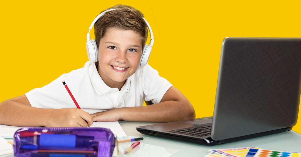 Niño usando su laptop