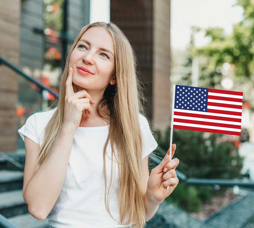 Joven sosteniendo una bandera de Estados Unidos