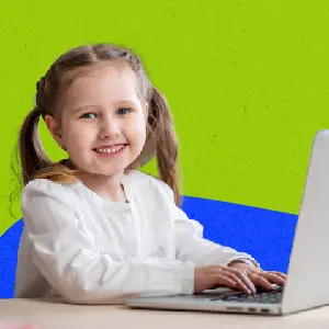 Niña pequeña tomando su clase de inglés en línea con English4Kids