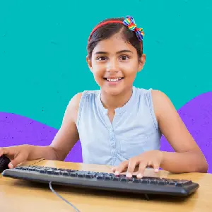 Niño sonriendo en su clase de inglés en línea con English4Kids