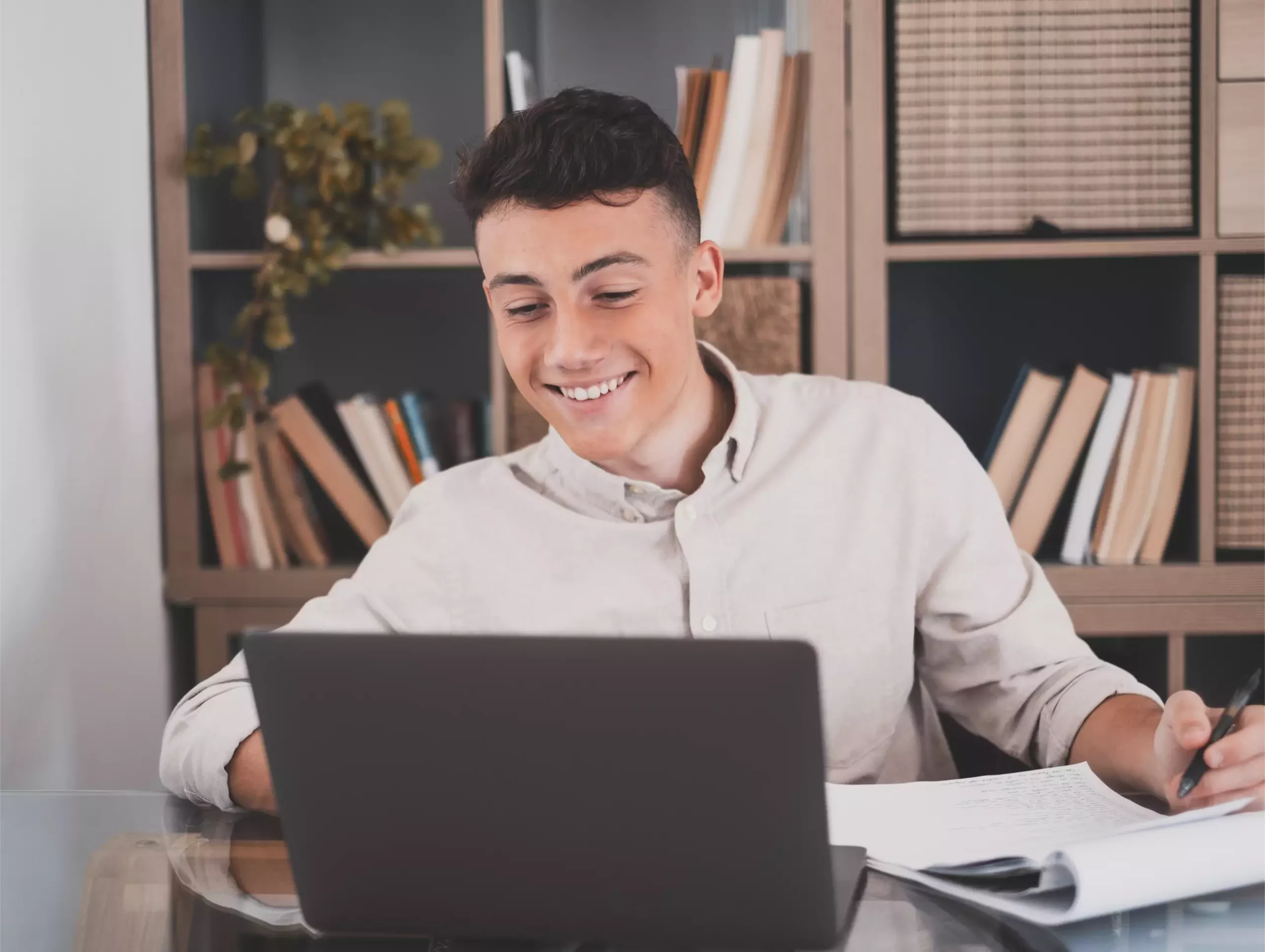 Estudiante teen tomando clase de inglés en línea