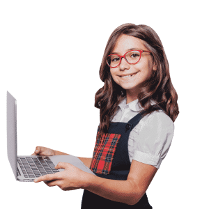 Estudiante de English4Kids tomando su clase online con laptop