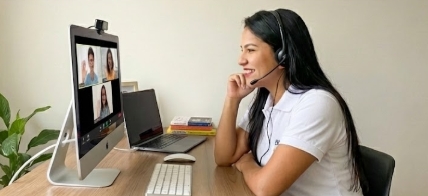 Coach Andrea enseñando inglés a adolescentes en vivo