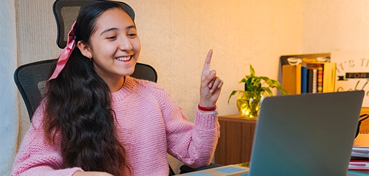 Adolescente en una clase de inglés online de English4Teens