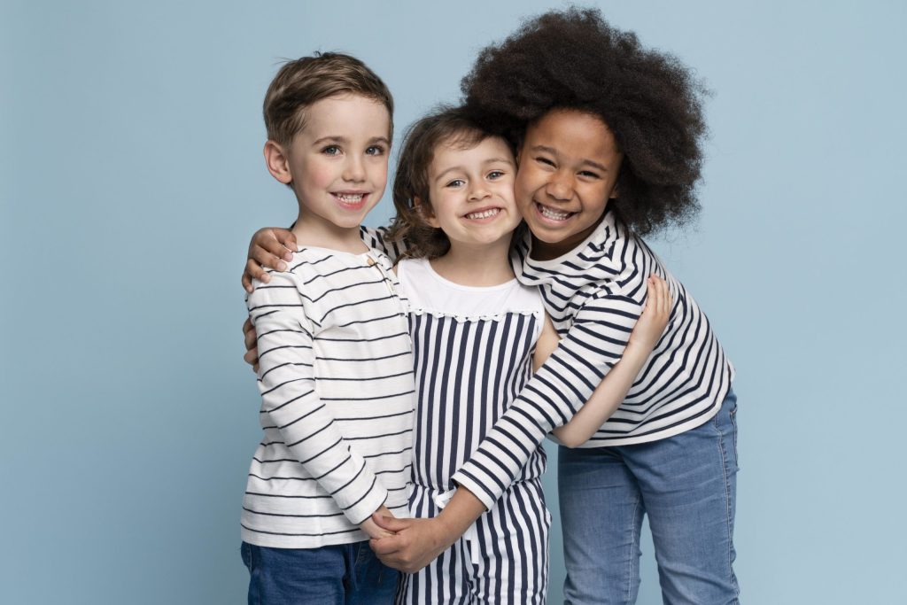 happy little best friends celebrating scaled - English4Kids