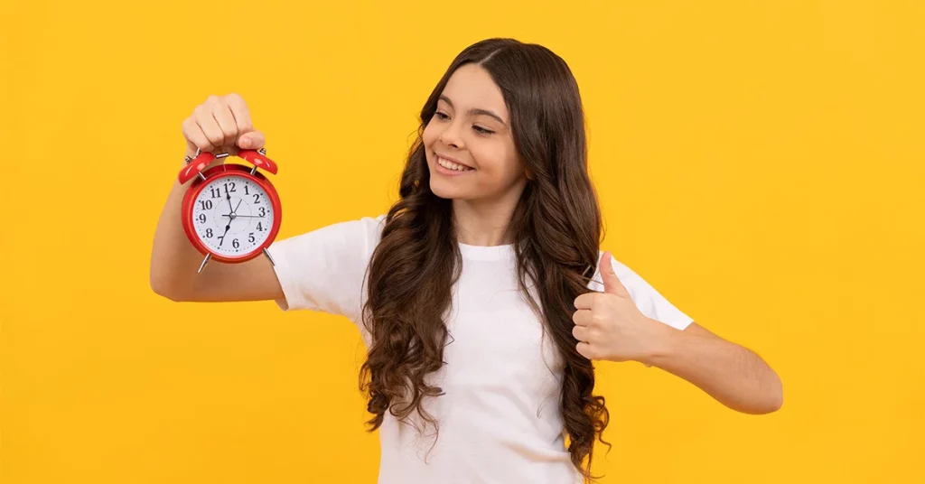 nina aprendiendo la hora en ingles - English4Kids