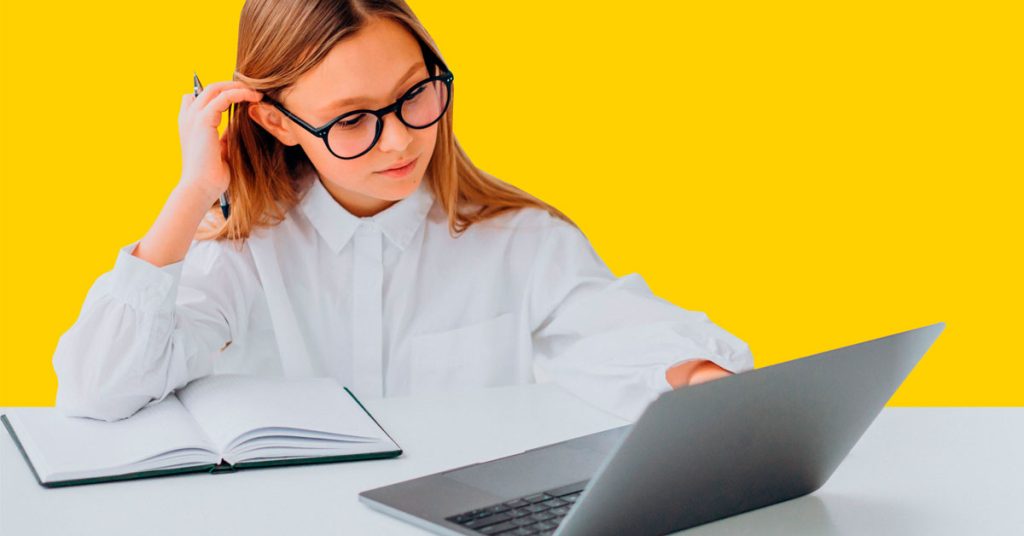 girl laptop - English4Kids