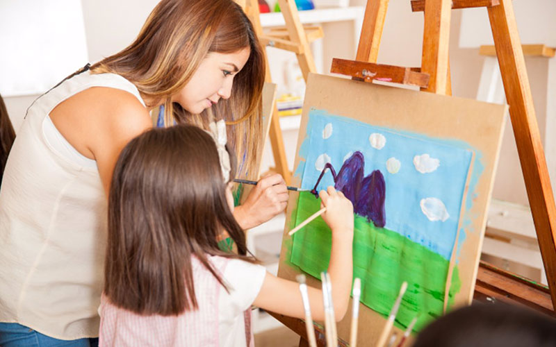 Niño pintando dedo en caballete. Niño aprender pintura escuela