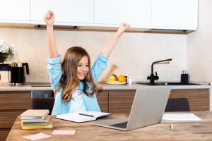 Imagen de niña aprendiendo feliz.