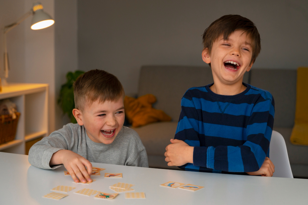 niños divirtiendose mientras aprenden ingles