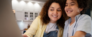 mama con su hijo en test de fluidez de ingles