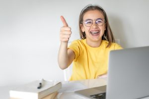 Niña timida aprendiendo ingles con confianza