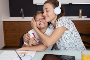 niño y mamá abrazados yb felices