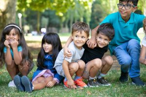 niños de distintas razas jugando