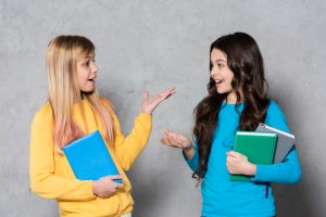 dos chicas conversando en ingles