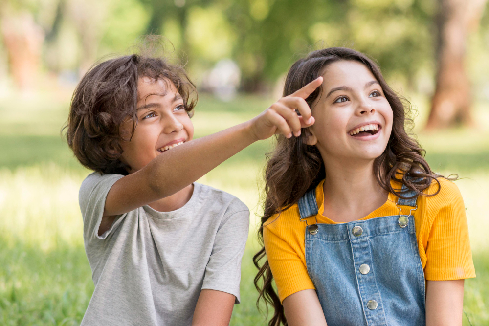 niños conversando al aire libre