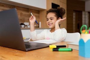 niña en clases con su coach online