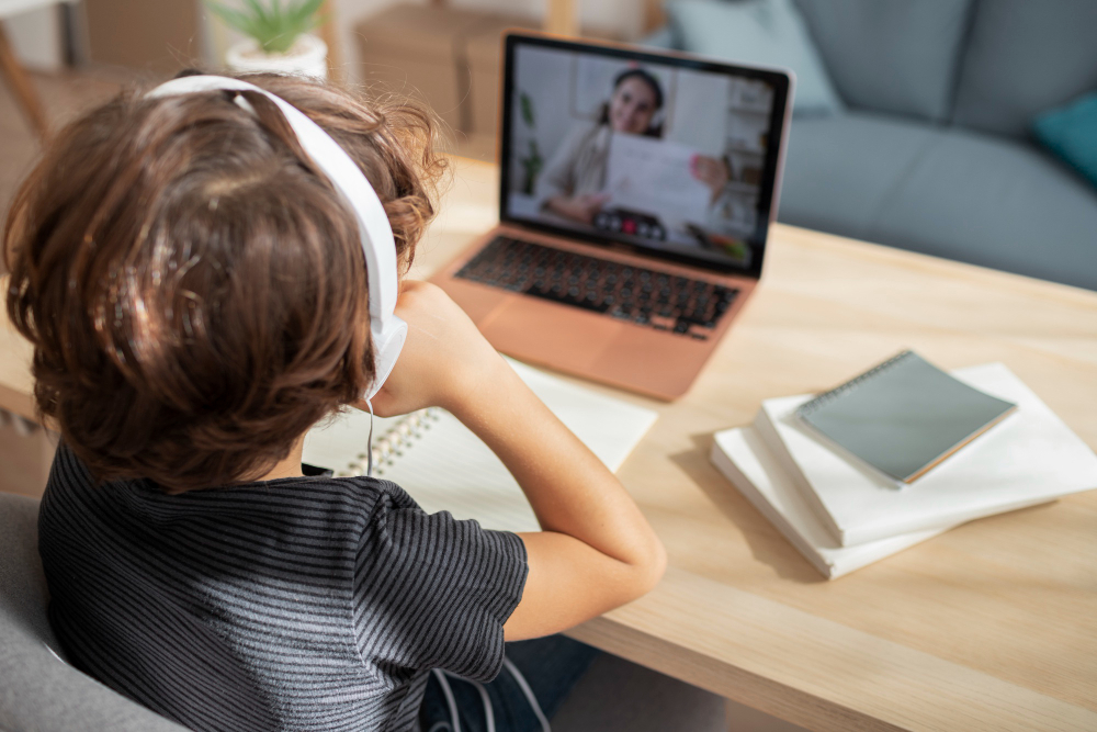 niño en clases online con su coach de ingles
