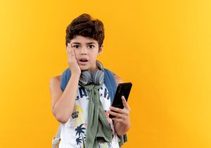 niño con app de ingles que no sirve