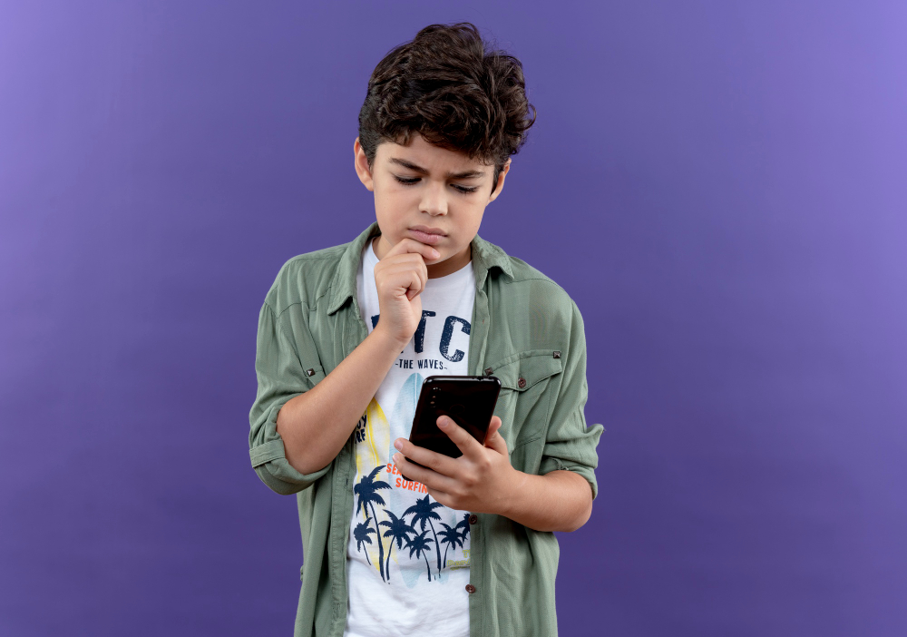 niño intentando aprender ingles con app