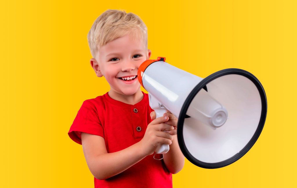 Niño sonriente con megáfono