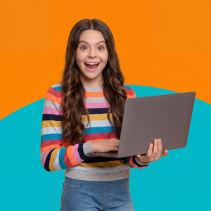 Una adolescente con su computadora.