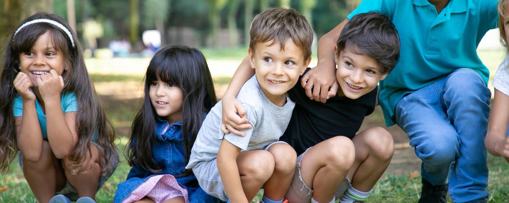 niños de distintas razas jugando