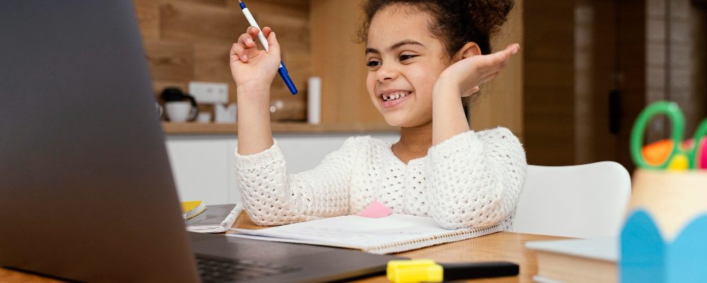 niña en clases con su coach online