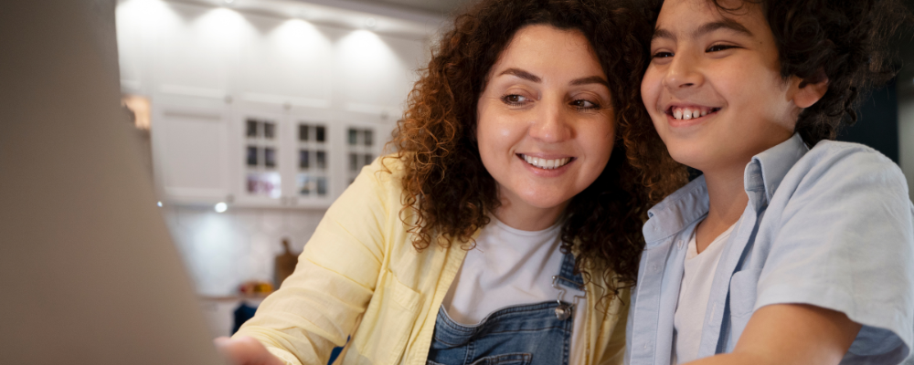 mama con su hijo en test de fluidez de ingles