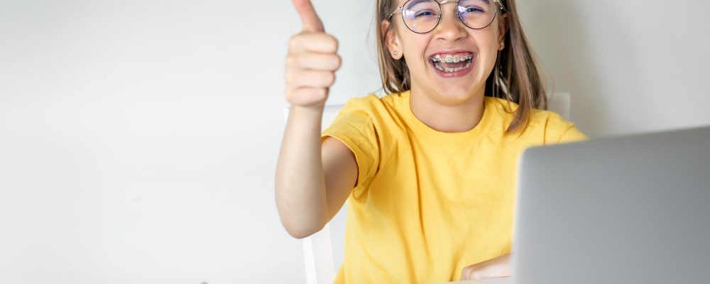Niña timida aprendiendo ingles con confianza