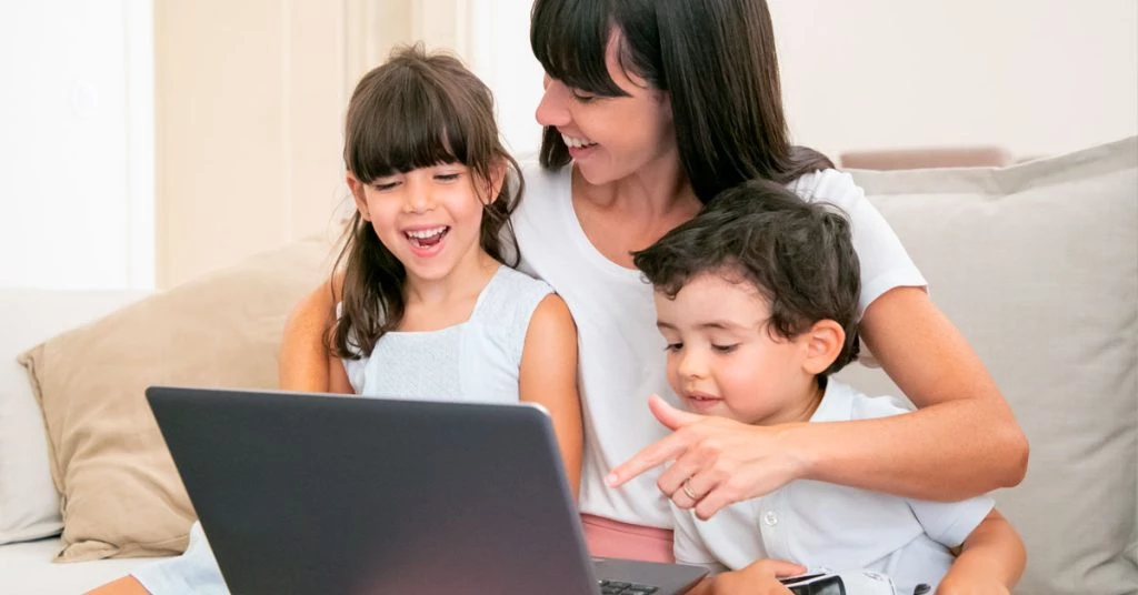 girl mom boy laptop - English4Kids
