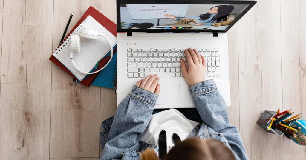 girl laptop3 - English4Kids