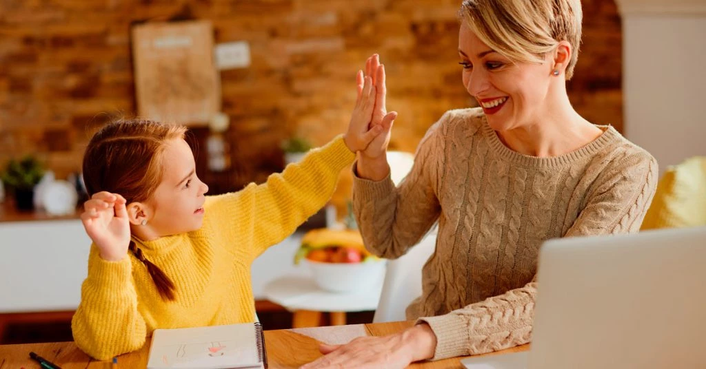 girl mom highfive - English4Kids